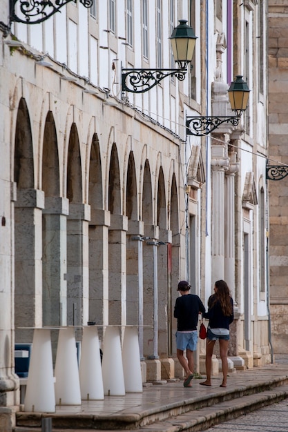 Vista de la histórica plaza de la ciudad de Faro en el centro de la ciudad, popular entre el turismo, Portugal.