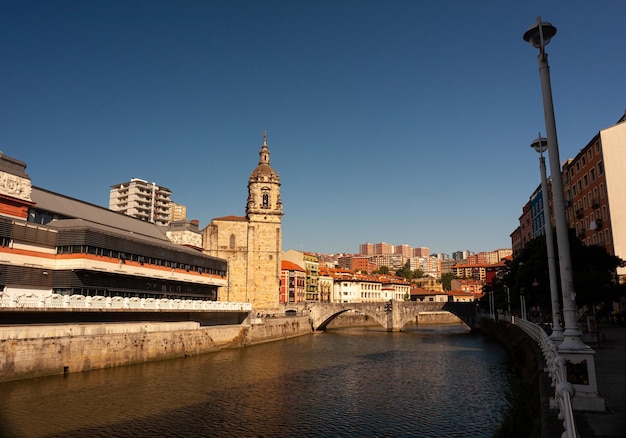 Vista del histórico Mercado de La Ribera en el río Nervión Bilbao