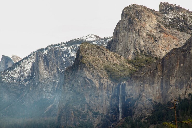 Vista del hito en el parque nacional de Yosemite del punto de visión en el invierno en los EEUU
