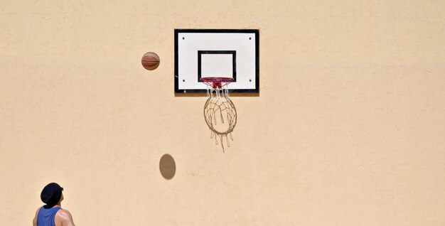 Foto vista de un hombre jugando al baloncesto