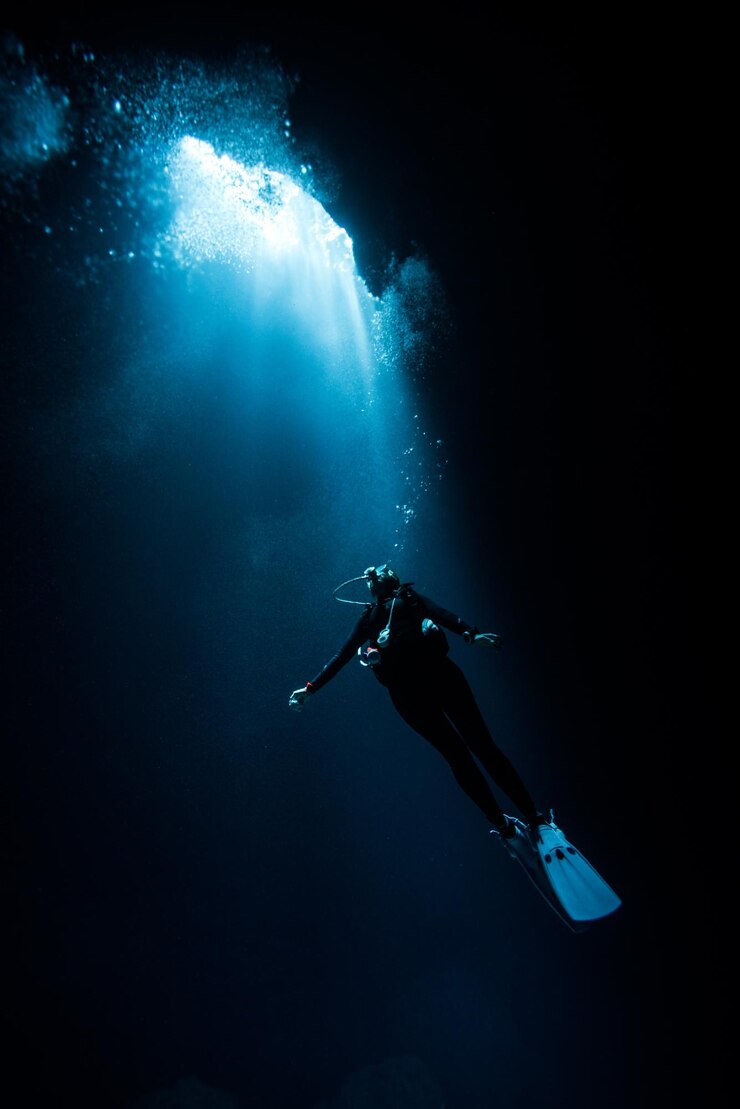 Foto vista de un hombre nadando en el mar