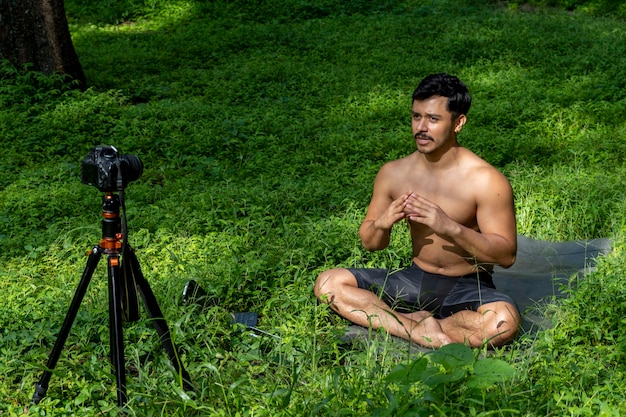 Vista de un hombre que realiza una clase de fitness virtual con un grupo de personas en casa en una videoconferencia Instructor de fitness que toma clases de yoga en línea