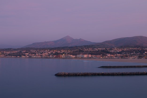 Vista desde Hondarribia hasta la playa, la desembocadura del río Bidasoa y Hendaia (Hendaya) en el País Vasco.