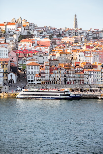 La vista horizontal en el casco antiguo a orillas del río Duero en Oporto durante la puesta de sol en Portugal