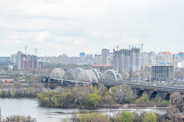 La vista horizontal de la ciudad con casas en Kiev, Ucrania