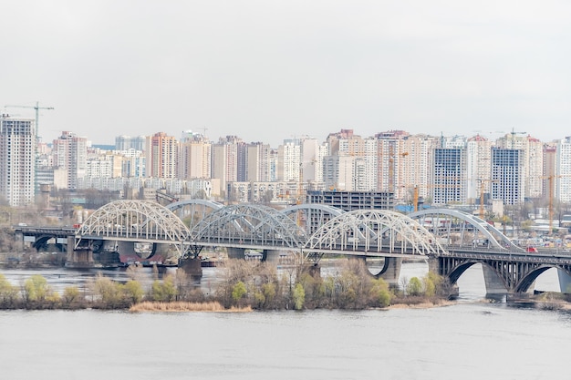 vista horizontal de la ciudad con casas en Kiev