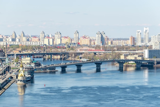 La vista horizontal de la ciudad con un puente en Kiev, Ucrania