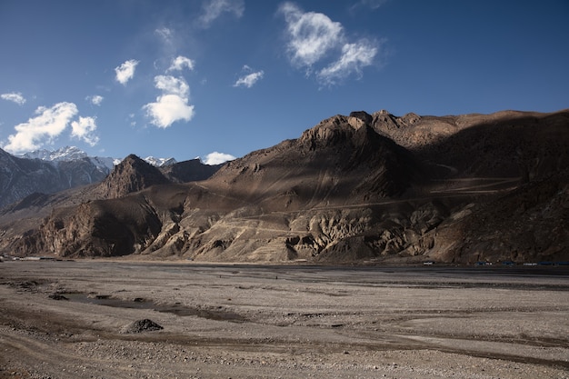 La vista horizontal de las grandes montañas del Himalaya, Nepal, área del Everest