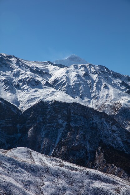 La vista horizontal de las grandes montañas nevadas del Himalaya de Nepal Everest zona