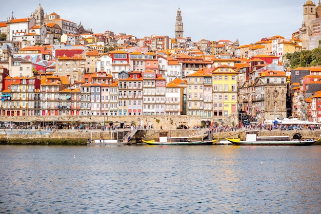 La vista horizontal a la orilla del río con hermosos edificios antiguos en la ciudad de Oporto, Portugal