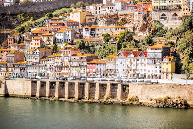 La vista horizontal a la orilla del río con hermosos edificios antiguos en la ciudad de Oporto, Portugal