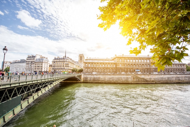 Vista horizontal a orillas del río con la basílica de Notre Dame en París