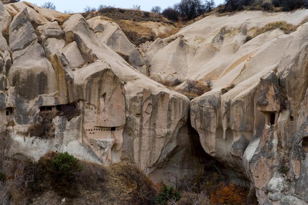 La vista horizontal del patrimonio mundial de la unesco, capadocia, turquía bajo un cielo nublado