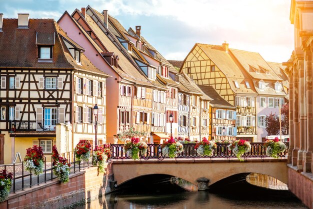 La vista horizontal sobre los hermosos edificios coloridos en el canal del agua en la famosa ciudad turística de Colmar en la región de Alsacia, Francia