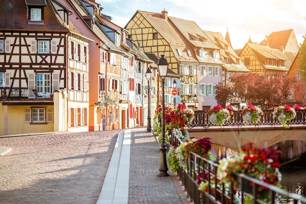 La vista horizontal sobre los hermosos edificios coloridos en el canal del agua en la famosa ciudad turística de Colmar en la región de Alsacia, Francia