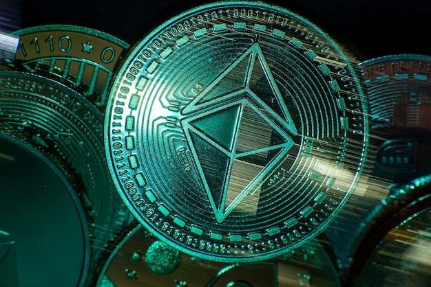 Vista horizontal de los tokens de criptomonedas, incluido el ethereum visto desde arriba
