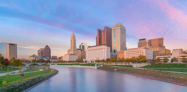 Vista del horizonte del centro de la ciudad de Columbus Ohio en penumbra en EE.