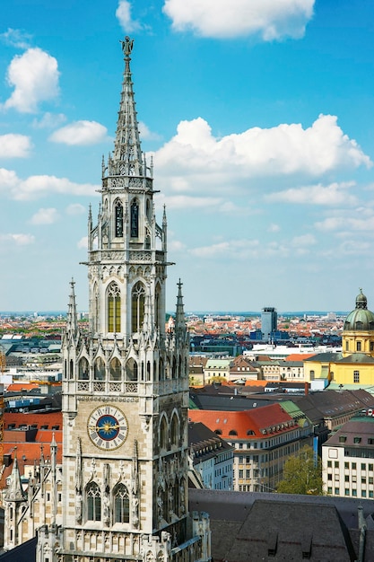 Vista del horizonte del centro de la ciudad de Munich a la torre del reloj del ayuntamiento