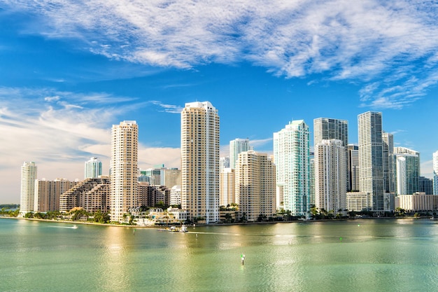 Vista del horizonte del centro de Miami en un día soleado y nublado con una arquitectura asombrosa