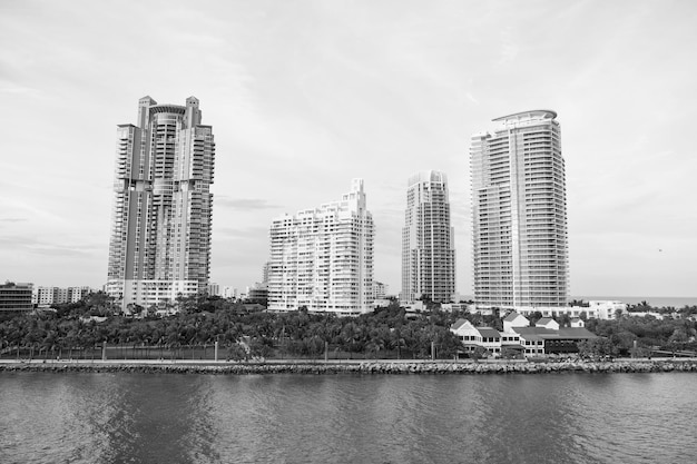 Vista del horizonte del centro de Miami en un día soleado y nublado con una arquitectura increíble