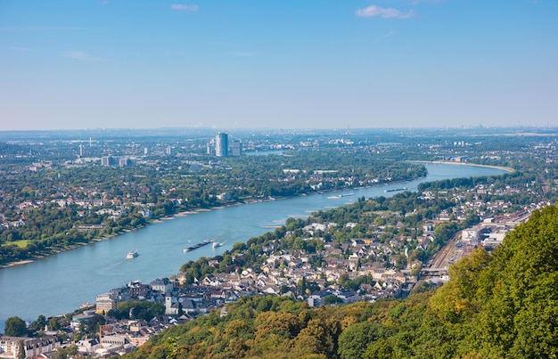 Vista del horizonte de la ciudad de bonn en alemania en verano. ideal para diseños de sitios web y revistas