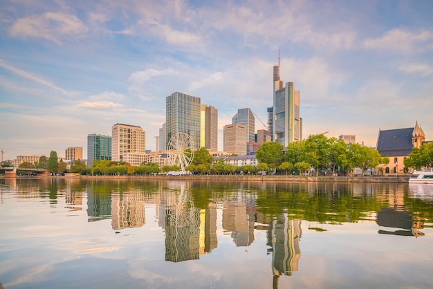 Vista del horizonte de la ciudad de Frankfurt en Alemania con el cielo azul