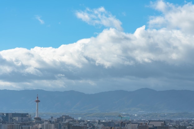 Vista del horizonte de la ciudad de Kioto con la Torre de Kioto en la mañana