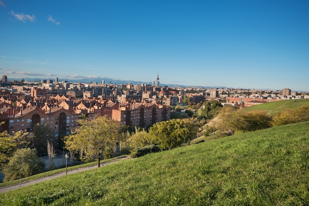 Vista de horizonte de la ciudad de Madrid de un parque, Madrid, España.