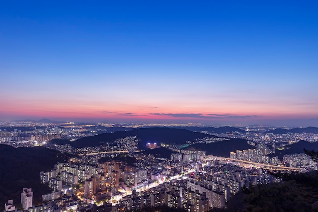 Vista del horizonte de la ciudad de Seúl al atardecer en Seúl, Corea del Sur