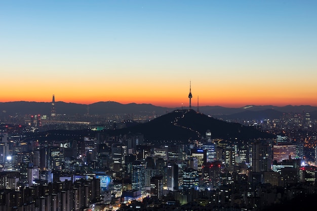 Foto vista del horizonte de la ciudad de seúl y la torre de seúl al amanecer corea del sur