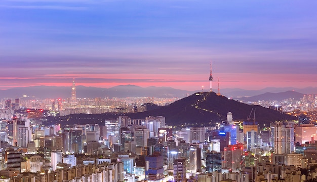 Vista del horizonte de la ciudad de Seúl y la Torre de Seúl al amanecer Corea del Sur