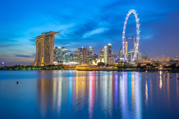 Vista del horizonte de la ciudad de Singapur con edificios emblemáticos en la noche