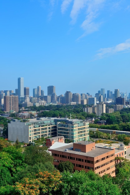 Vista del horizonte de la ciudad de Toronto con parques y edificios urbanos