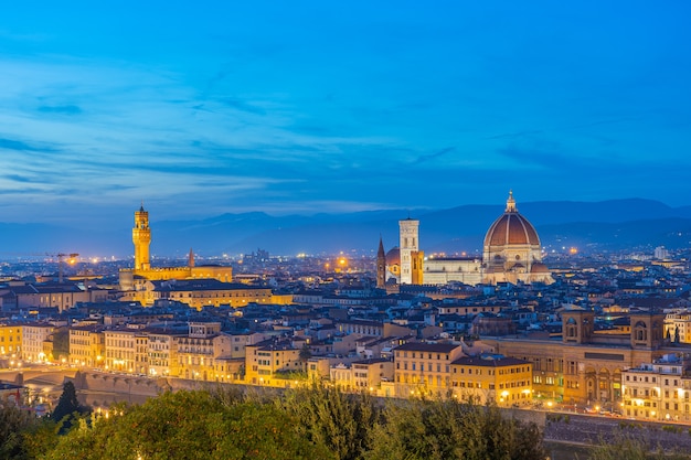 Foto vista del horizonte de florencia en la noche con vistas al duomo de florencia en toscana, italia.