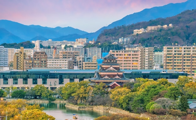 Vista del horizonte de Hiroshima con el castillo de Hiroshima en Japón