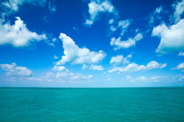 Foto vista del horizonte entre el mar y el cielo.