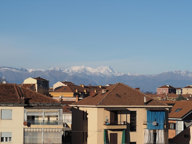 Vista del horizonte de las montañas de los Alpes