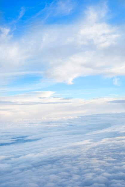 Vista del horizonte sobre las nubes desde el avión