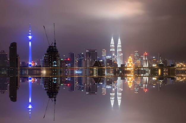 Vista del horizonte urbano iluminado contra el cielo al anochecer