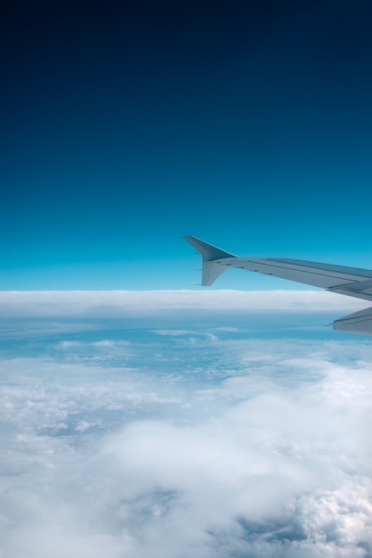 Vista del horizonte desde la ventana del avión.