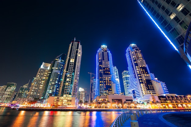 Vista de horizontes de Dubai Marina mostrando en la noche
