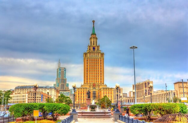 Foto vista del hotel leningradskaya, un rascacielos de stalin en moscú, rusia