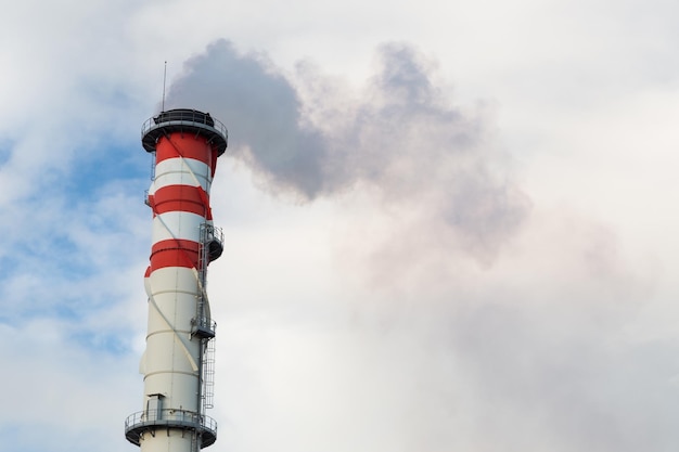 Vista de un humo de chimenea industrial suelto