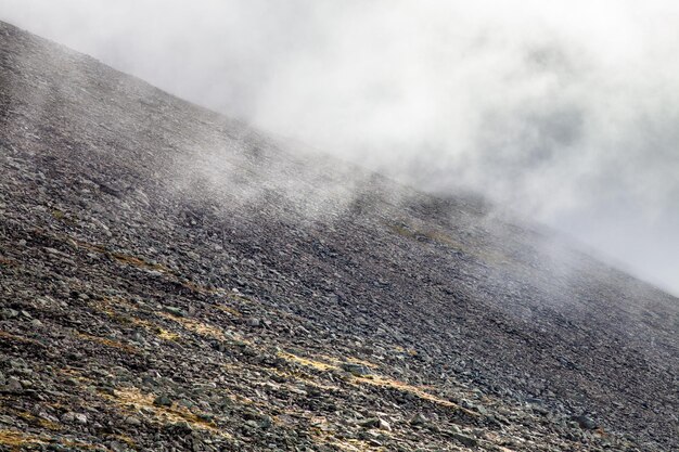 Foto vista del humo sobre el paisaje de la ladera