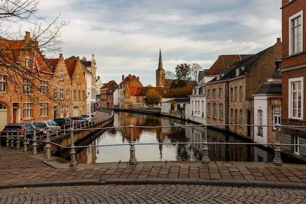 Vista icônica de Bruges na Bélgica Cartaz turístico