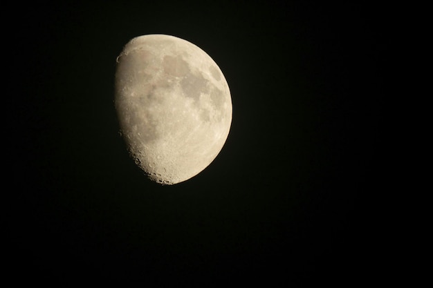 Vista idílica da lua à noite