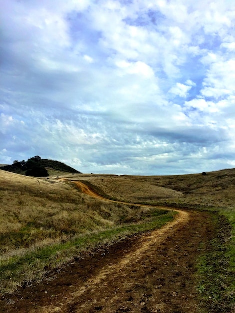 Vista idílica da paisagem contra o céu nublado