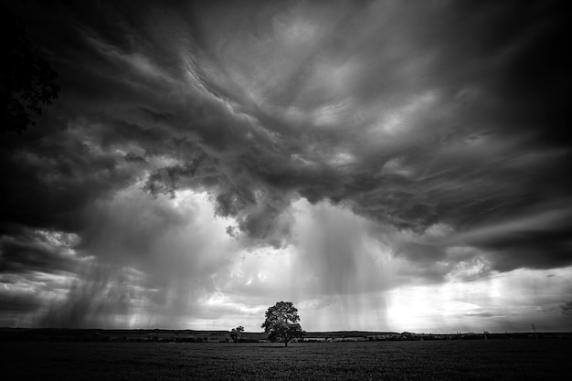Vista idílica de nuvens de tempestade sobre a paisagem