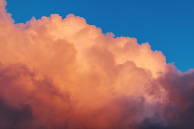 Foto vista idílica de um céu nublado durante o pôr-do-sol