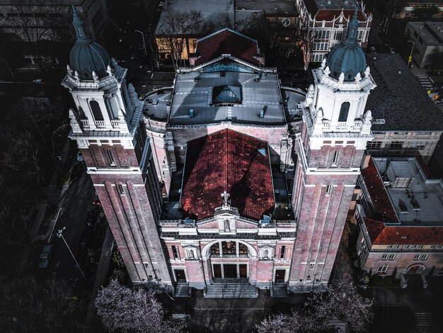 Foto vista de la iglesia en ángulo alto